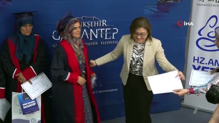 83 yaşındaki Hatice Nine kep attı
