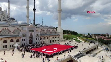 HAVADAN GÖRÜNTÜLERLE ÇAMLICA CAMİİ AVLUSUNDAKİ KUR'AN KURSU ŞENLİĞİ