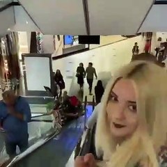 Une fille vole le téléphone portable au mauvais gars dans un centre commercial