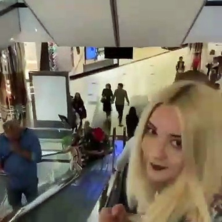 Une fille vole le téléphone portable au mauvais gars dans un centre commercial