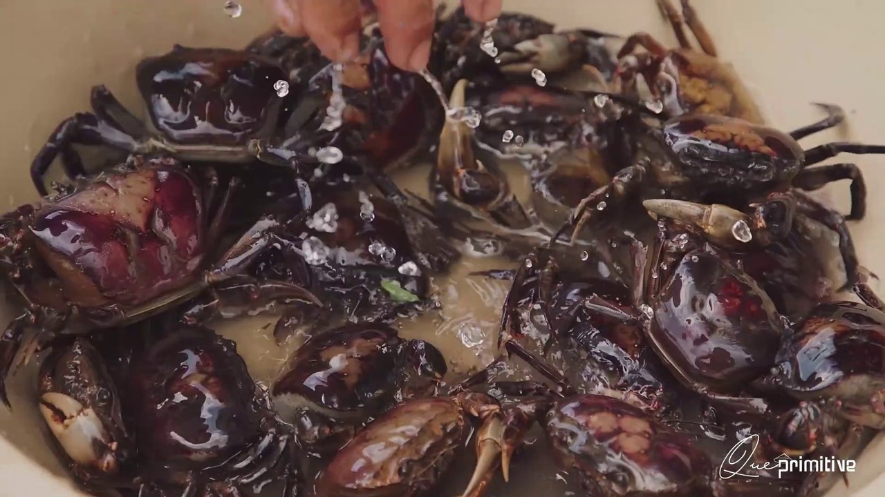 CUA ĐỒNG RANG ME VÀ NẤU CANH SIÊU NGON - FRIED CRABS WITH TAMARIND AND COOKING SOUP - Que Primitive