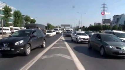 Kaza yapan motosikletlinin imdadına yoldan geçen doktor koştu