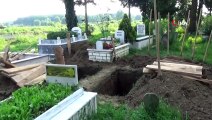 Anne ve 2 Kızı İçin Yan Yana Kazılan Mezar Yürekleri Sızlattı