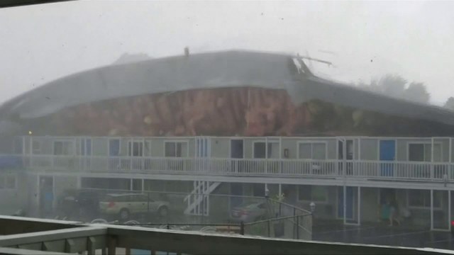 Des rafales de vents arrachent un toit d'hôtel au Nord-Est des États-Unis