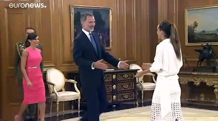 Ona Carbonell enseña sus medallas a los reyes de España