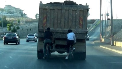 Hafriyat kamyonunun arkasına tutunan gençler böyle kaçıştı