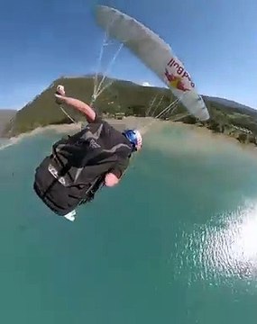 Voilà un atterrissage précis et parfait pour un saut en parachute