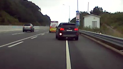 고속도로 주행 중 공황장애...침착한 대처로 위기 넘겨 / YTN