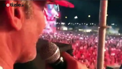 Fiorello fa il ventriloquo di Jovanotti: lo show dei due amici al Jova Beach Party | Notizie.it