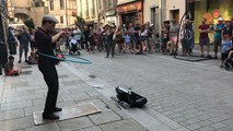 Tom, as du violon, des claquettes et du hula hoop