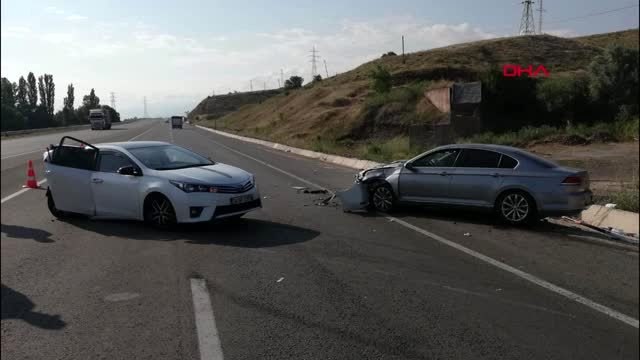 SİVAS'TA OTOMOBİLLER ÇARPIŞTI 5 YARALI