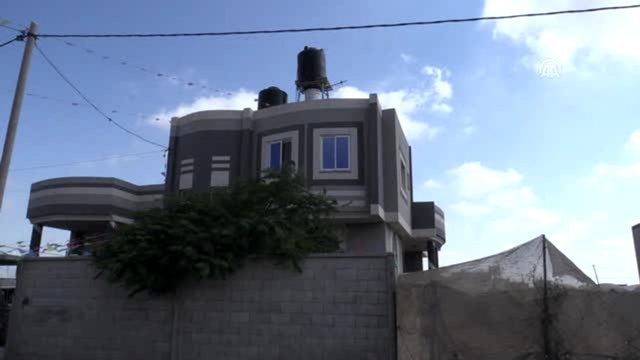 Gazzeli anne kızına destek için başladığı liseyi dereceyle bitirdi