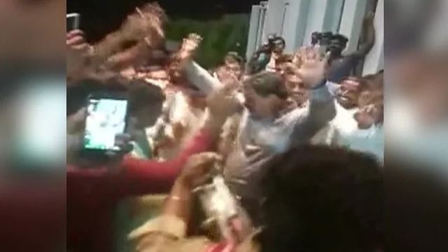 BJP MLA Dances after Congress-JD(S) fail trust vote | OneIndia News