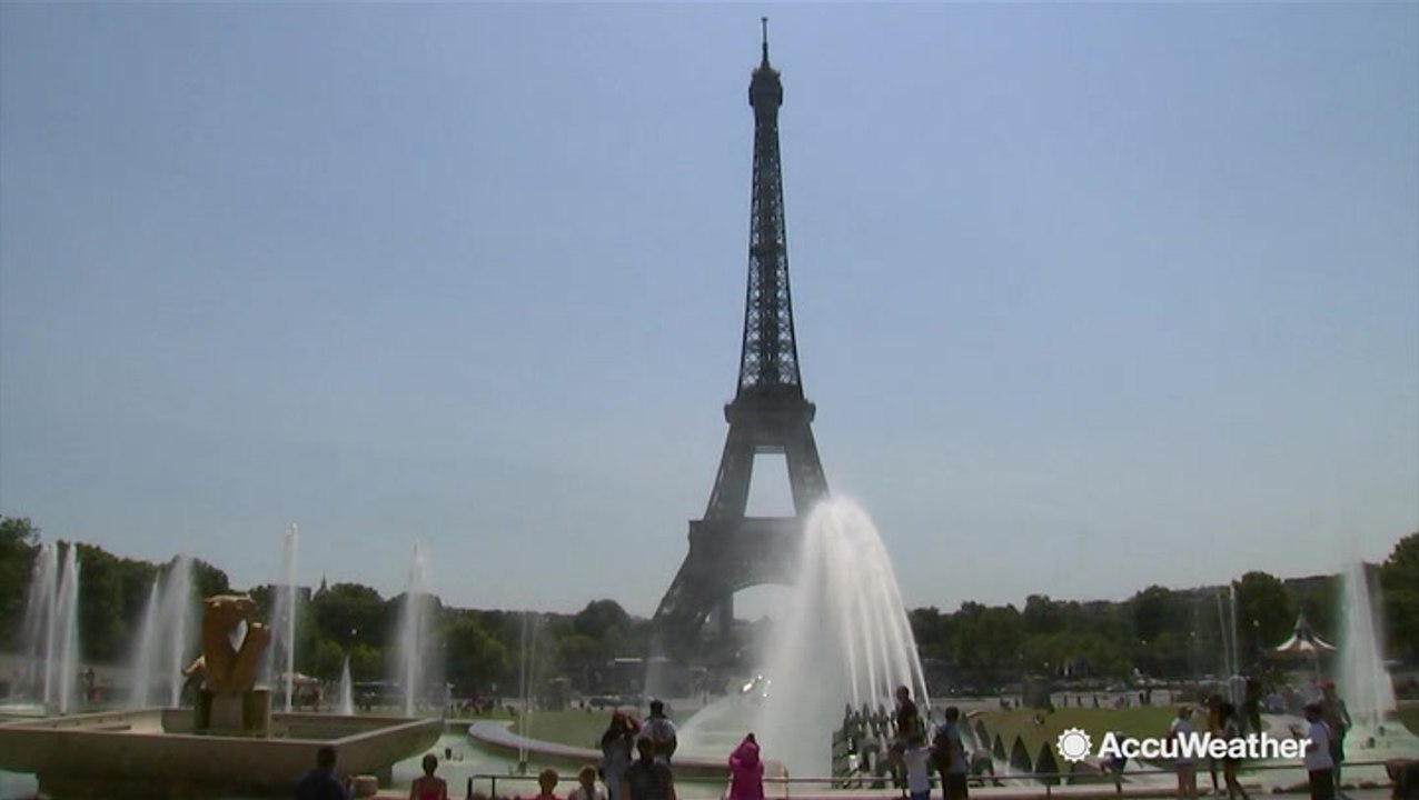 Brutal heat in Paris has tourists swimming in E...