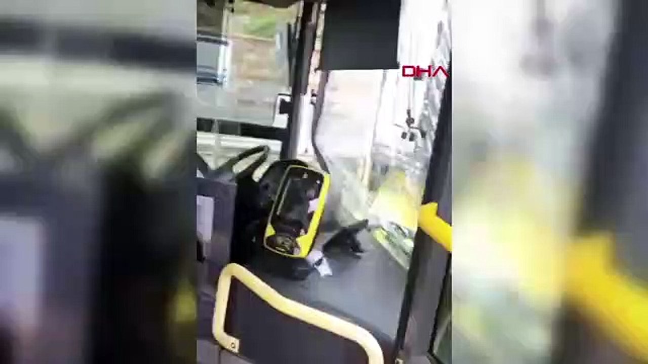 Üsküdar Burhaniye durağında metrobüs kaza yaptı