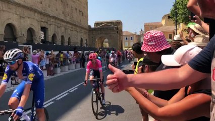 Vidéo : le Tour de France passe devant le Théâtre antique d'Orange