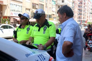 Ceza kesen polise vatandaştan tuhaf tepki: Bayram harçlığı mı çıkarıyorsunuz?