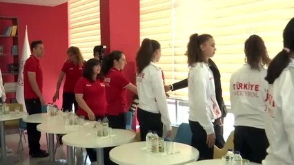 Descargar video: Kasapoğlu, 16 Yaş Altı Küçük Kızlar Avrupa Şampiyonu Voleybol Milli Takımı'nı kabul etti