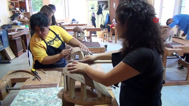 MERSİN) Mersinli kadınlar bağlama ustalarına adeta taş çıkartıyor