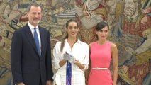 Los Reyes reciben a la nadadora española Ona Carbonell