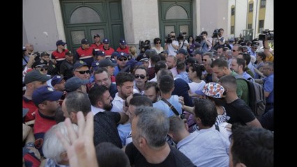RTV Ora - Aktorët përplasen me policinë për të mbrojtur Teatrin Kombëtar