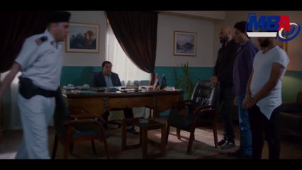 شوف الظابط بيعاقب المتهمين ازاي في مشهد جامد جدا   والنبي يا باشا بلاش التلاجه !!