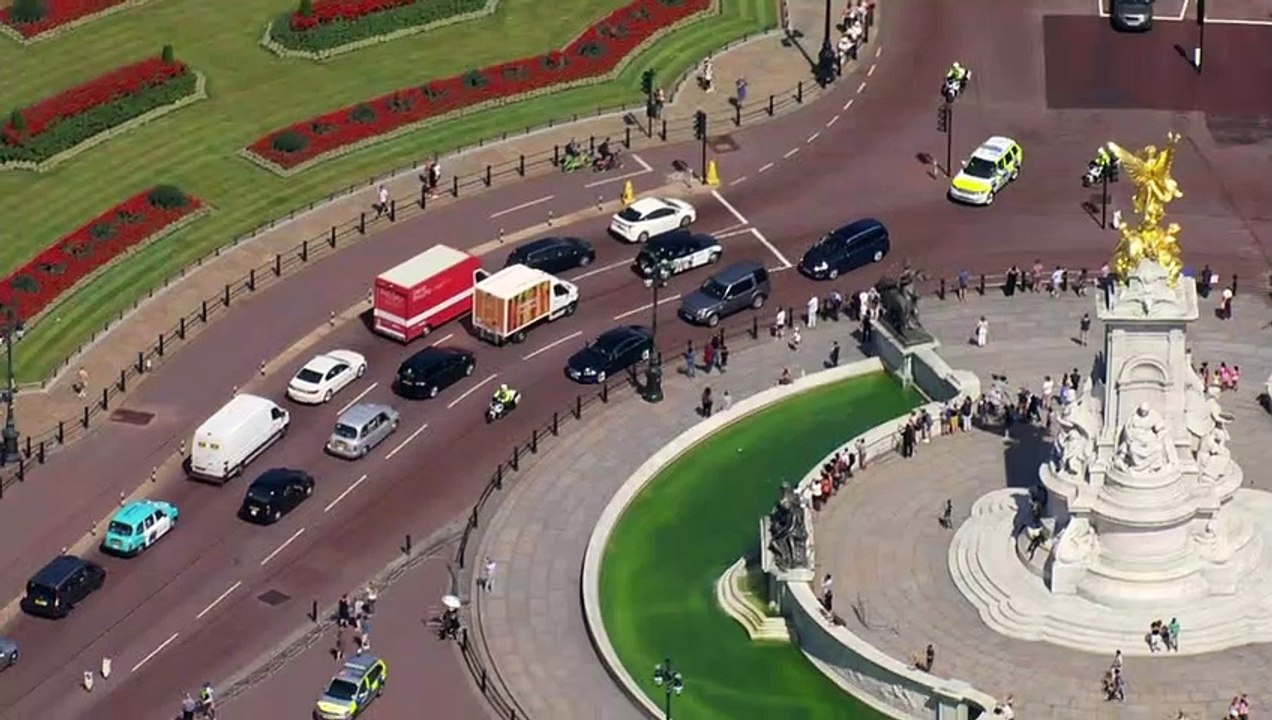 May arrives at Buckingham Palace to formally resign