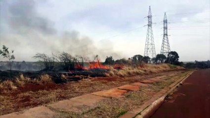 Incêndio atinge área de vegetação seca no Tropical 3