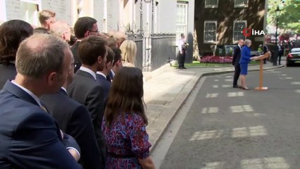 - İngiltere'de başbakanlık görevinden istifa eden Theresa May, “Parlamentonun bir üyesi olarak görevime devam etmekten gurur duyuyorum” sözleriyle Downing Street’ten ayrıldı.