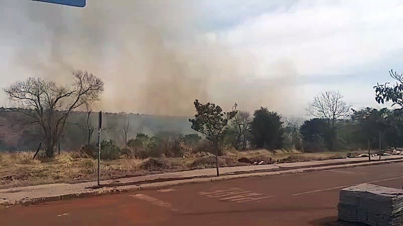 Incêndio ambiental: Fumaça toma conta do Loteamento Belmonte