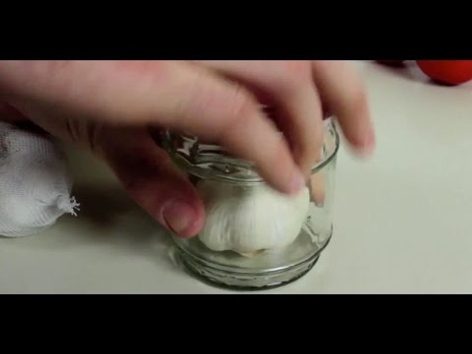 Um Knoblauch zu schälen, brauchst du nur ein Einmachglas. Und fertig. Genial!