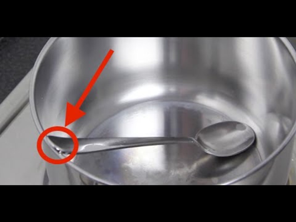 Er legt einen Löffel in die kochende Milch. Was dann passiert, ...