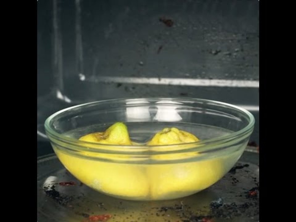 3 Minuten wird die Zitrone im Wasserbad in der Mikrowelle erhitzt. Danach? Das muss Magie sein!