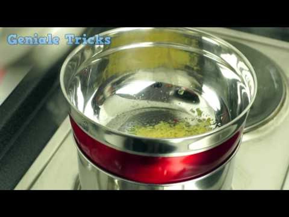 Er pinselt das geschmolzene Wachs über das Tuch. Als er das Backpapier bügelt? Brillant.