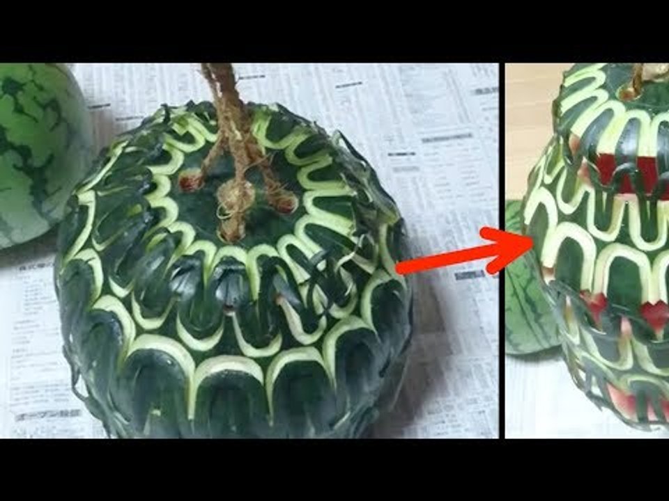 Er zieht die Melone wie eine Ziehharmonika auseinander.