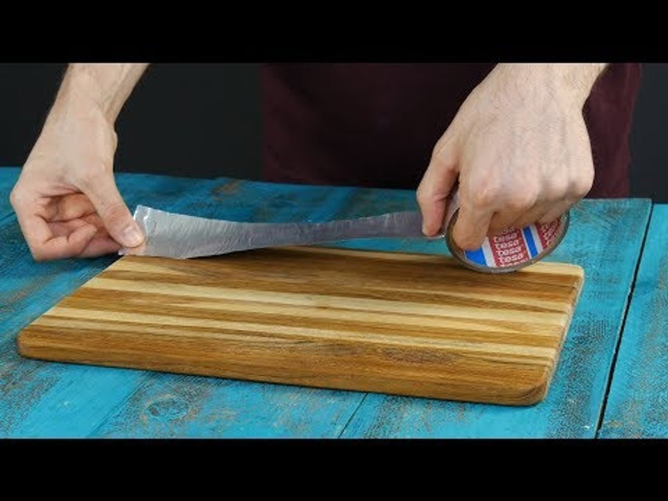 Er klebt Klebeband aufs Küchenbrett. Das ist umwerfend!