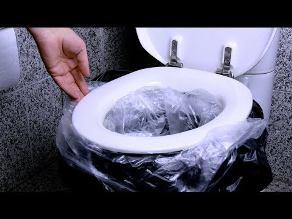 Stopf einen großen und einen kleinen Müllbeutel ins Klo. Das ist die Rettung in der Not.
