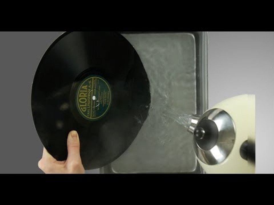 Sie übergießt Schallplatten mit heißem Wasser! Geniale Ideen.