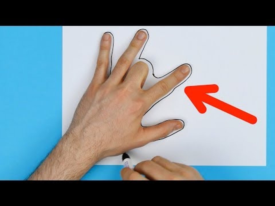 Er krümmt den Mittelfinger und zeichnet seine Hand ab. Das ist so einfach wie genial.