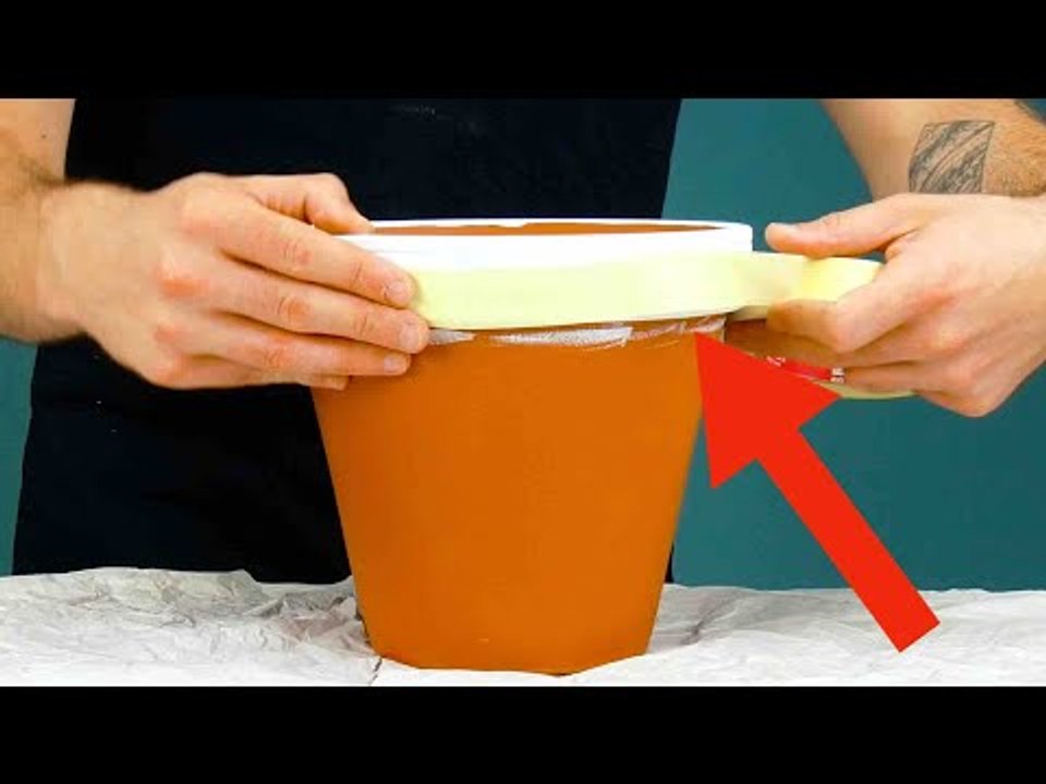 Er klebt Malerkrepp oben um 3 Blumentöpfe. Das sind die 7 besten Sommer-Tipps überhaupt!