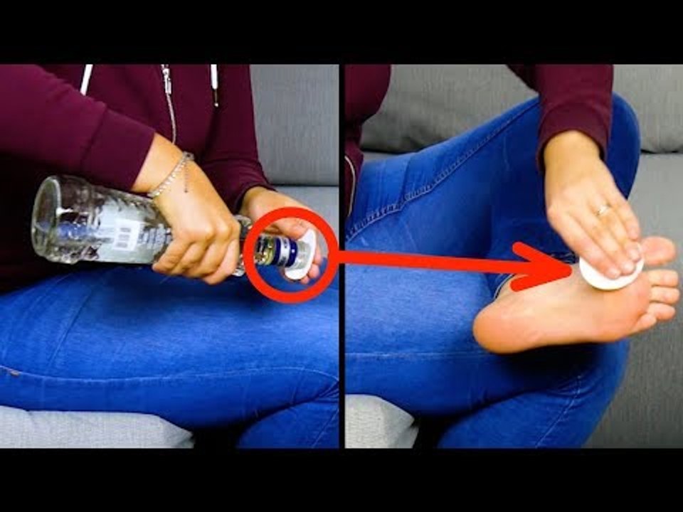 Deshalb reibt sie ihre Fußsohle mit Wodka ein. Das solltest du auch tun!