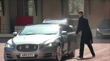 Boris Johnson arrives at Buckingham Palace to meet the Queen