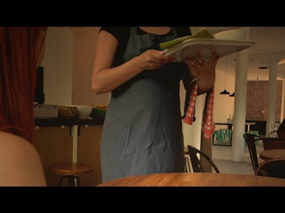 Was die Kellnerin am Tisch findet, lässt sie in Tränen ausbrechen. Ihre Geschichte musst du kennen.