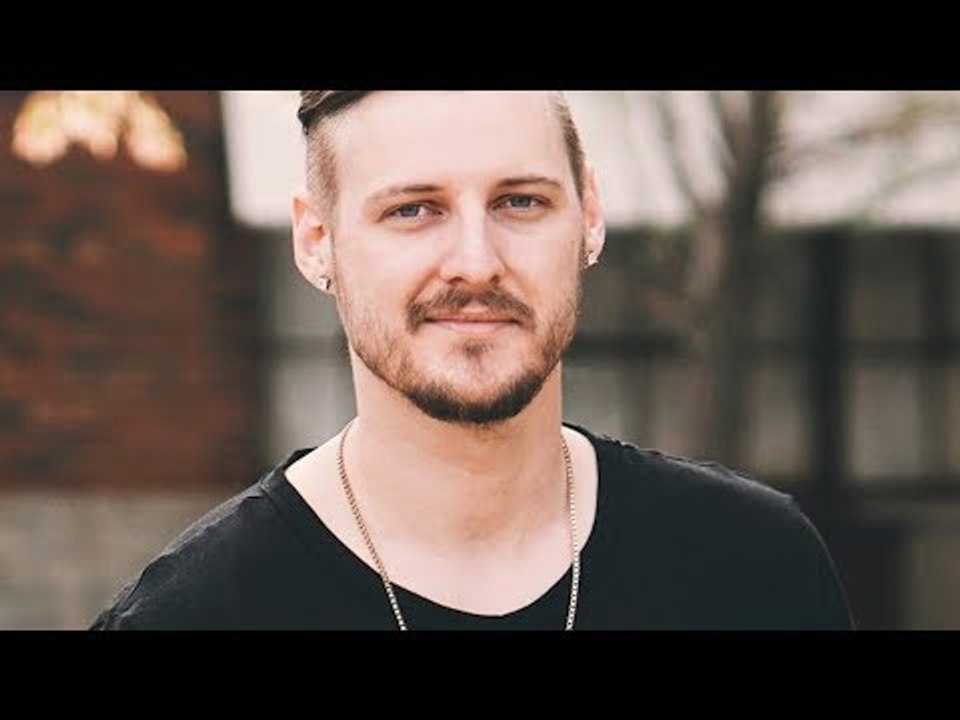 Dieser Mann ist verheiratet und hat aufregende Verabredungen mit einer Frau.