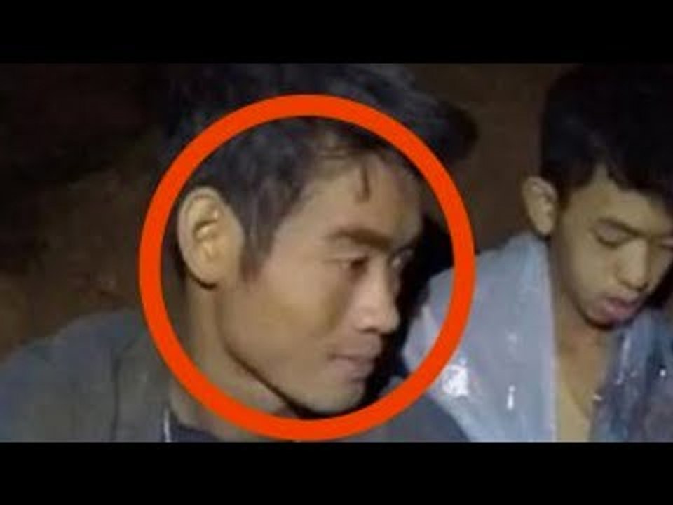 Er zwingt die Jungen von den Wänden zu lecken, damit s...