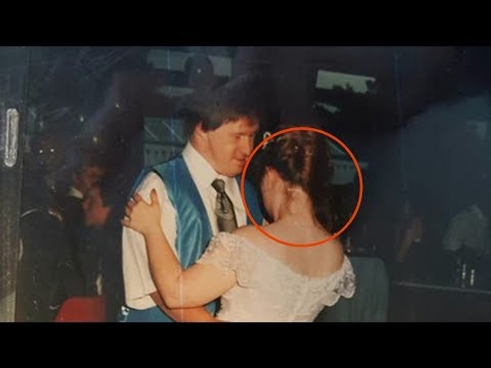 Alle bewundern die Braut. Doch als sie ihr Gesicht seh...