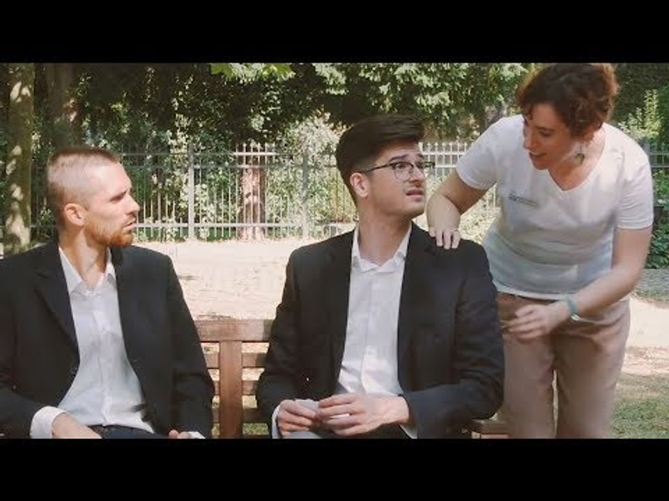 Der Mann hat keine Ahnung, wem er sein Herz ausschütte...