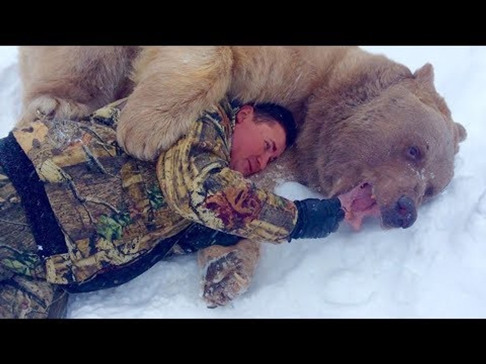 Das Paar findet ihn im Wald. 23 Jahre später frisst er...