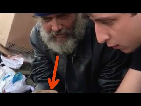 Dem Obdachlosen kippt die Kinnlade runter, als er sieht, was der Magier in den Händen hält.