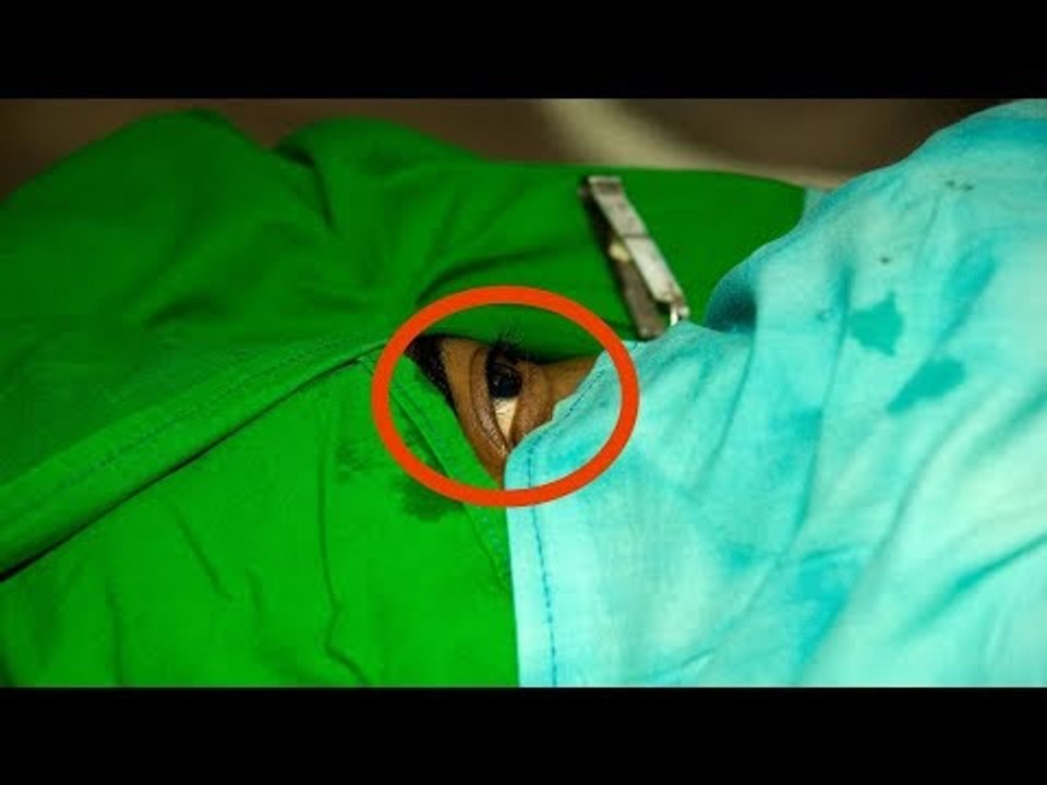 Die Mutter entfernt vor ihrem Sohn den Verband. Da kom...